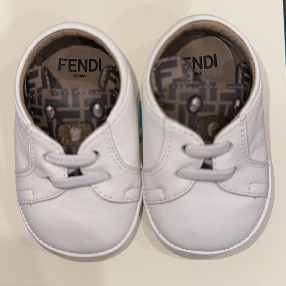 FENDI BABY LOGO LACE CRIB SHOE WITH FF DETAIL 2C - Picture 4 of 10
